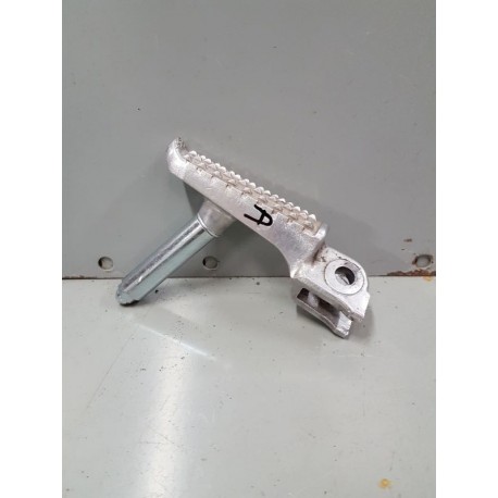 P1087668-Repose pied avant droit Honda CBR 650 R 2024-support repose pied-okazmoto.fr