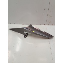 P1085584-Flanc arrière gauche Honda 750 Hornet 2023-cache latéral gauche-okazmoto.fr