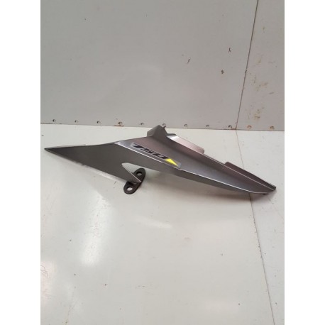 P1085584-Flanc arrière gauche Honda 750 Hornet 2023-cache latéral gauche-okazmoto.fr